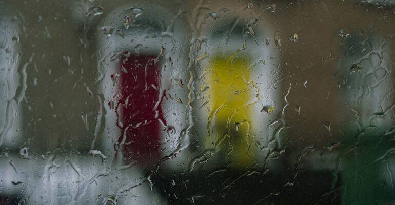 puertas en día de lluvia