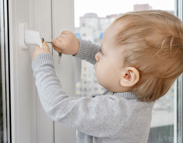 bebé abriendo cerradura