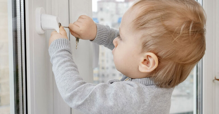 bebé abriendo cerradura