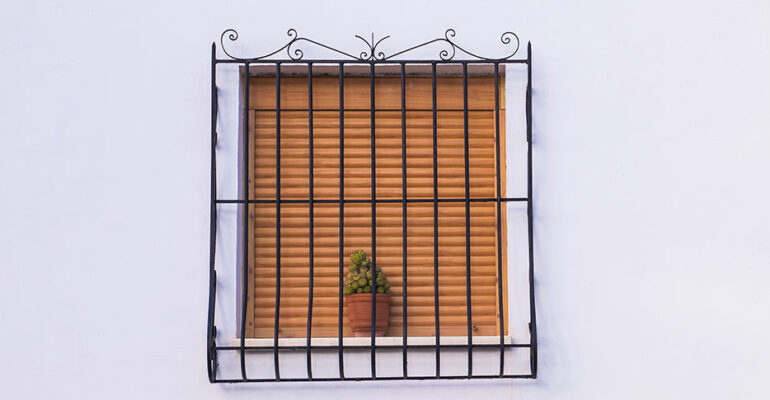 ventana con rejas