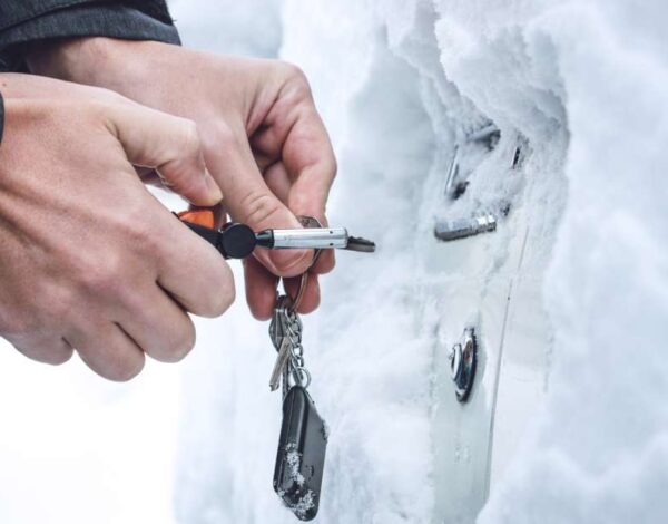 formas de descongelar la cerradura de tu auto