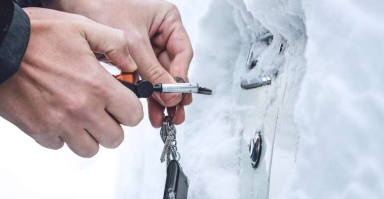 formas de descongelar la cerradura de tu auto