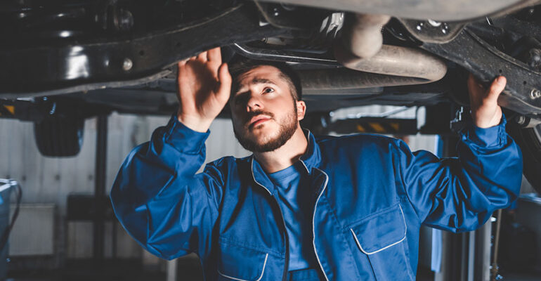 mecánico reparando un auto
